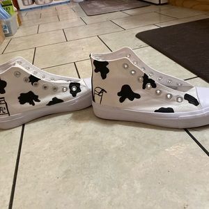 i hand paint them with any design you want even the shoe laces. dm for more info